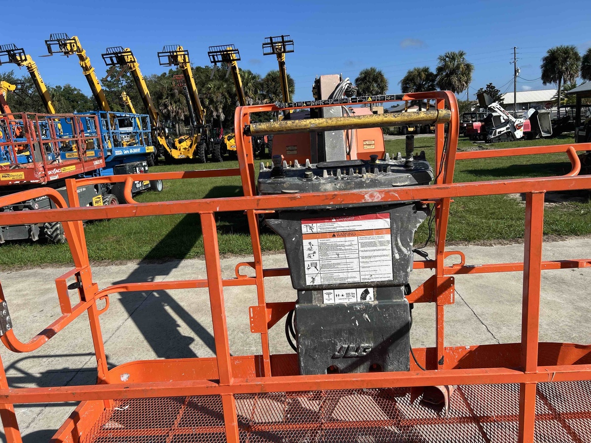 2018 JLG 800AJ-5