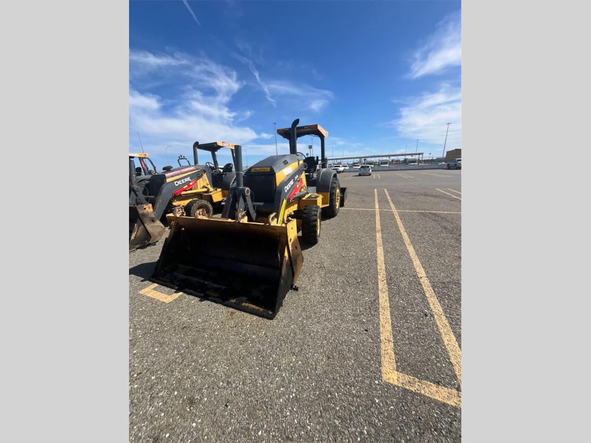 2015 John Deere 210L