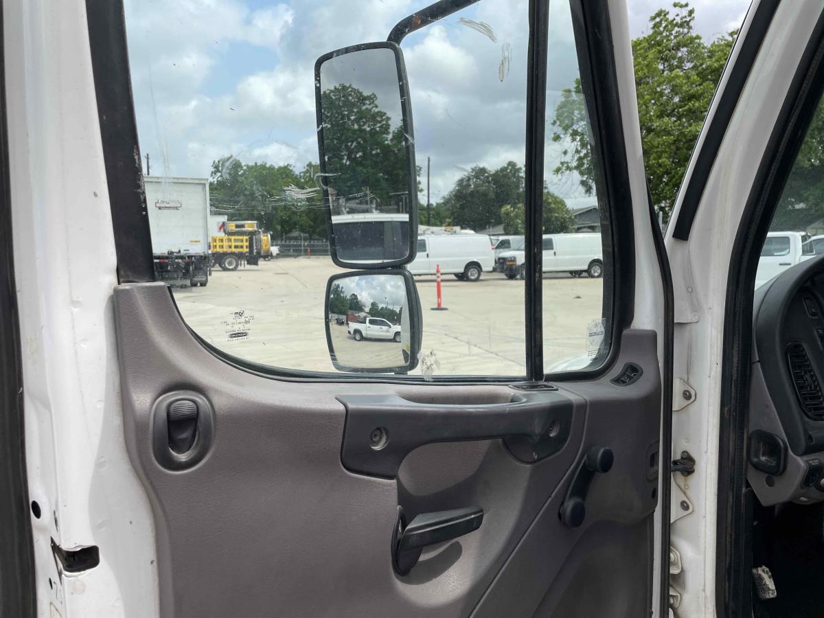 2015 Freightliner M2106