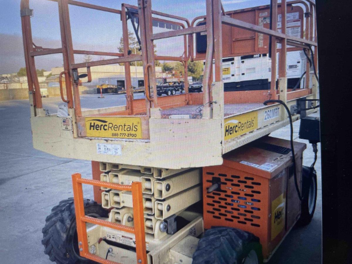 2017 JLG 260MRT-4