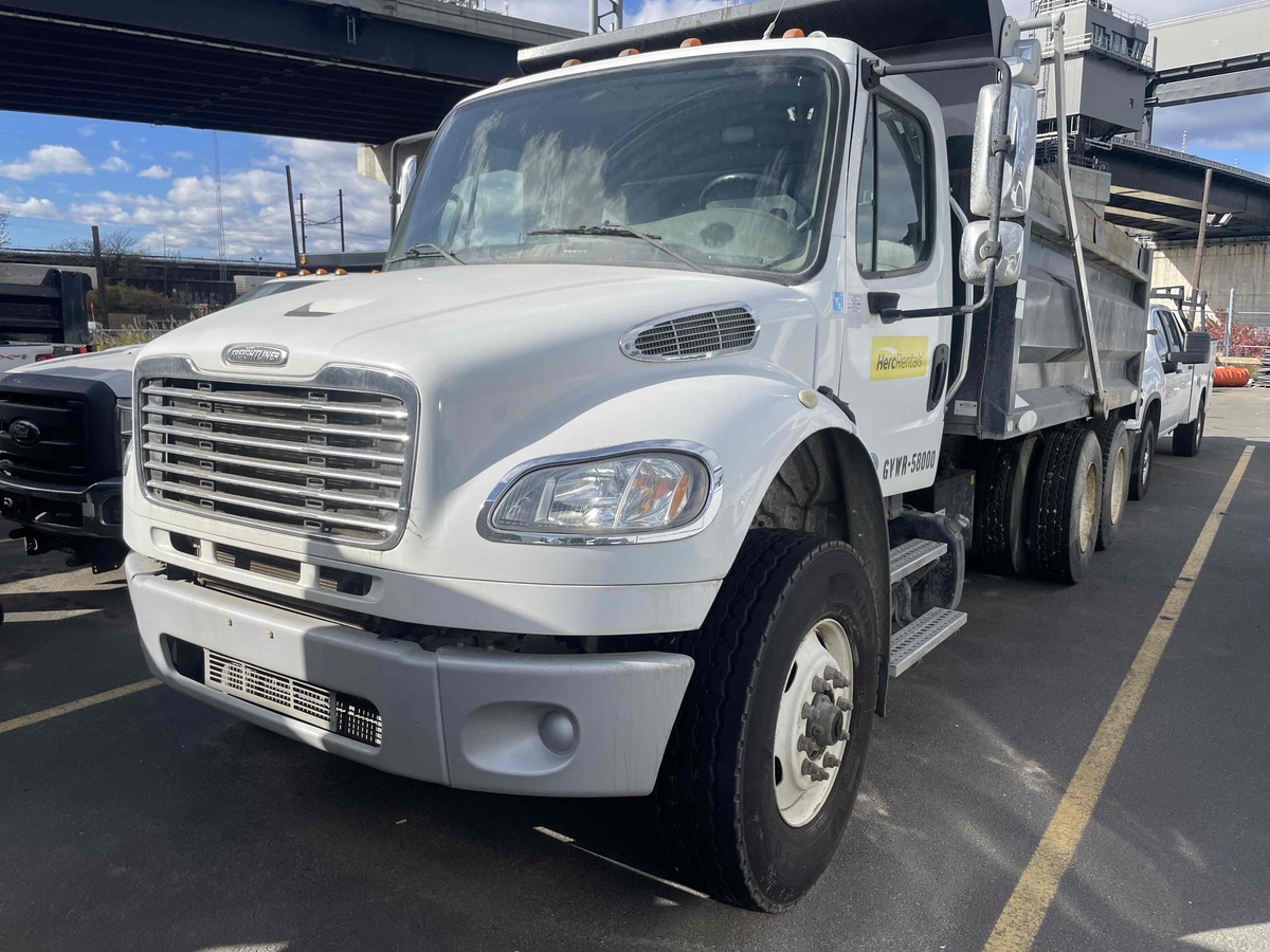 2017 Freightliner M2106