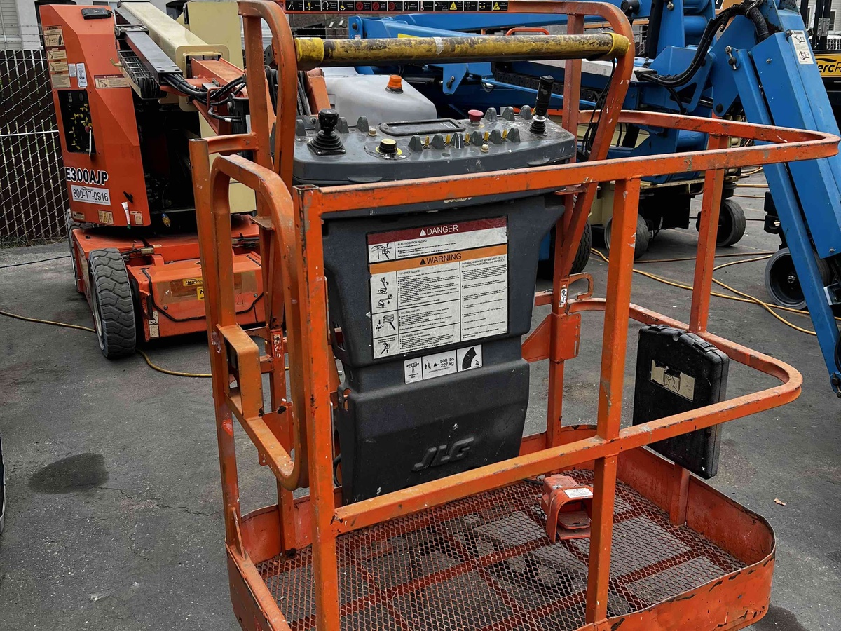 2017 JLG E300AJP-3