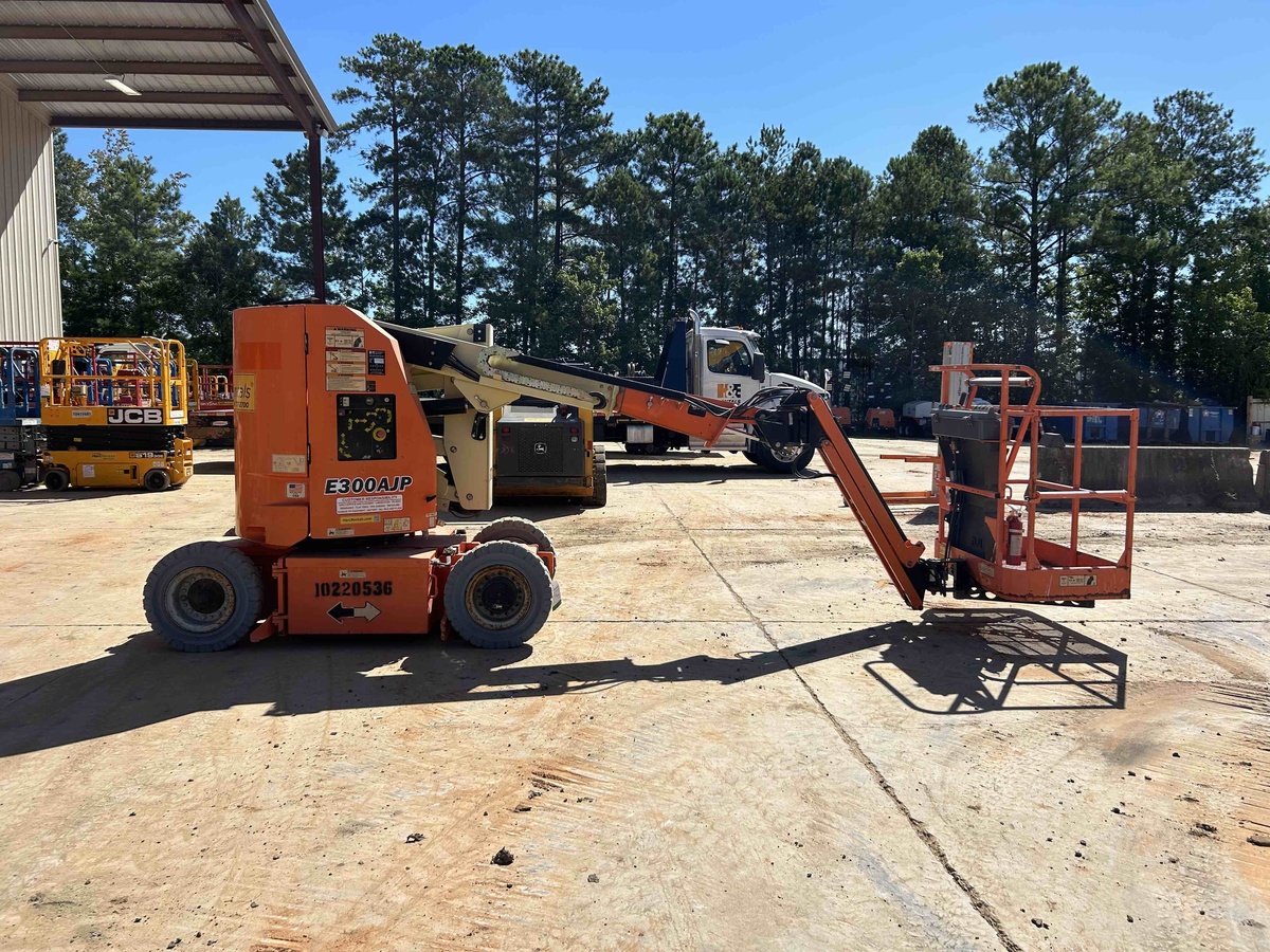 2017 JLG E300AJP-6
