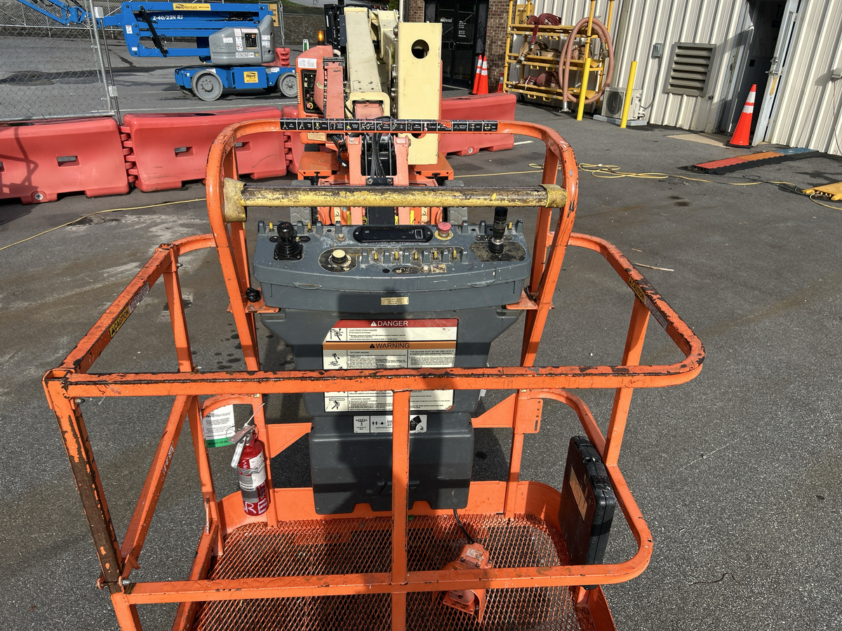 2017 JLG E400AJPN-6