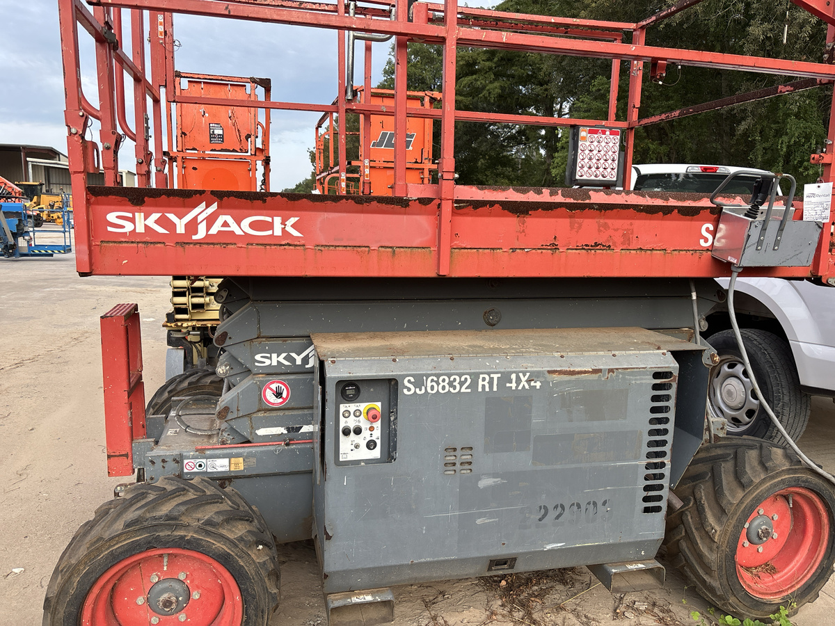 2017 Skyjack SJ-6832RT