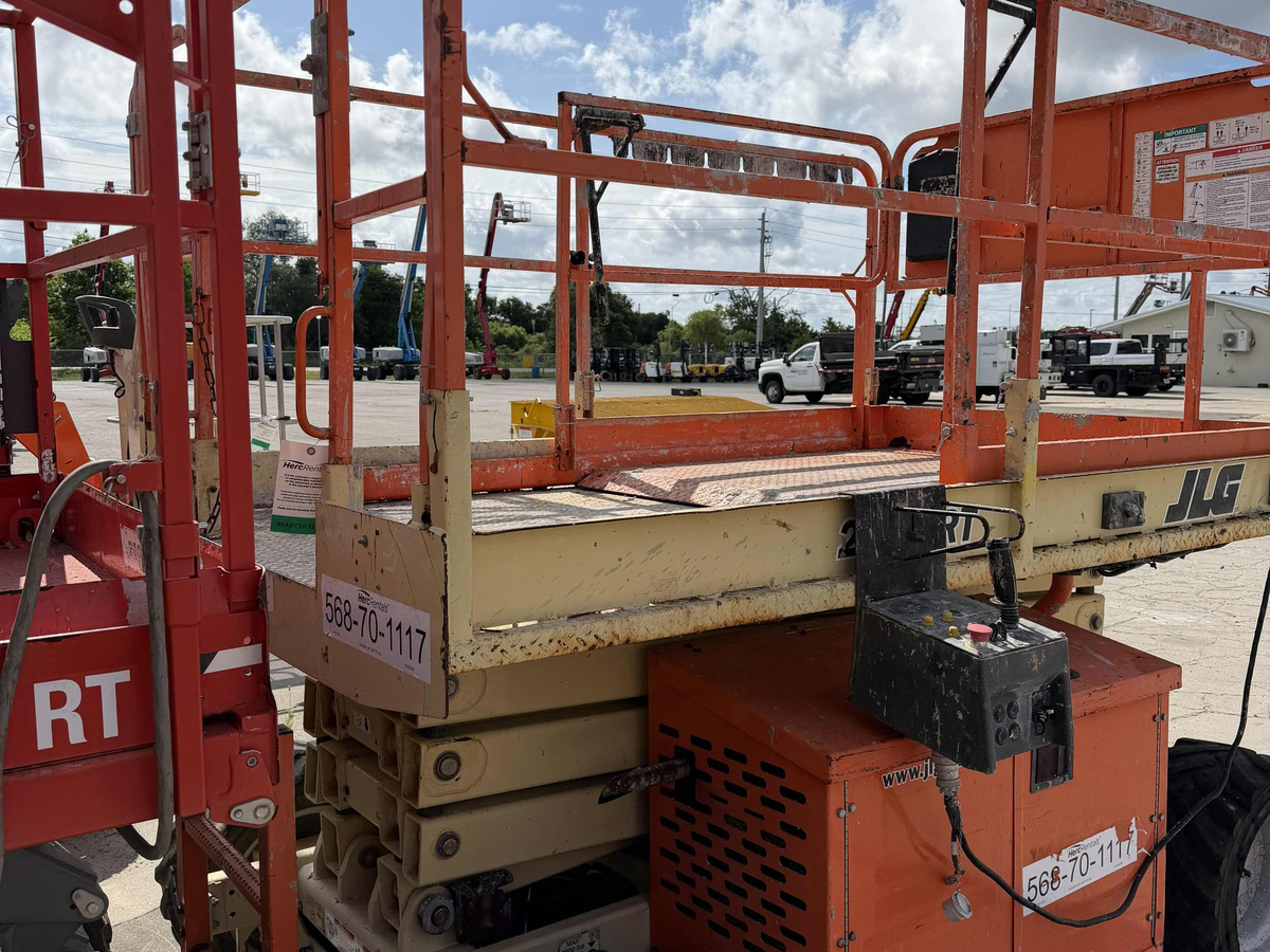 2017 JLG 260MRT-4