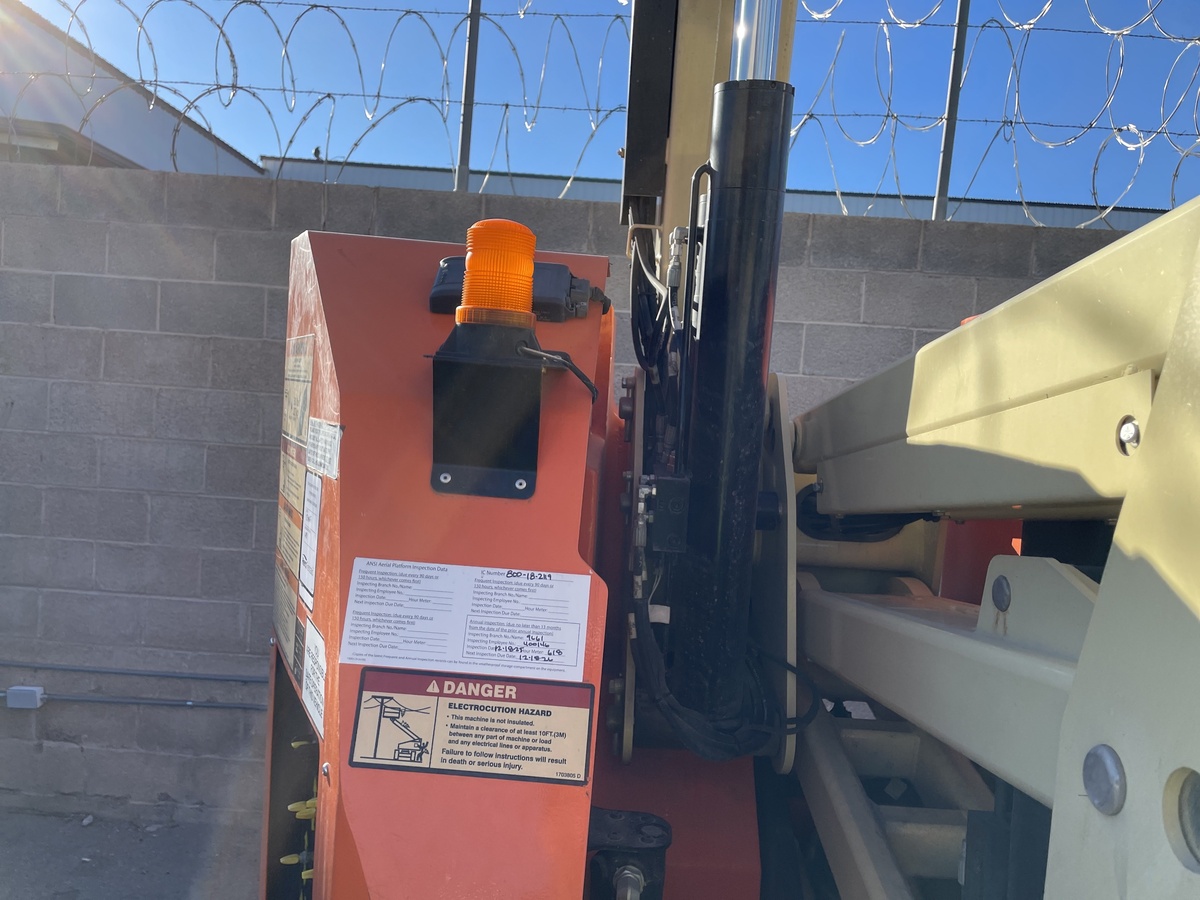 2017 JLG E300AJP-9