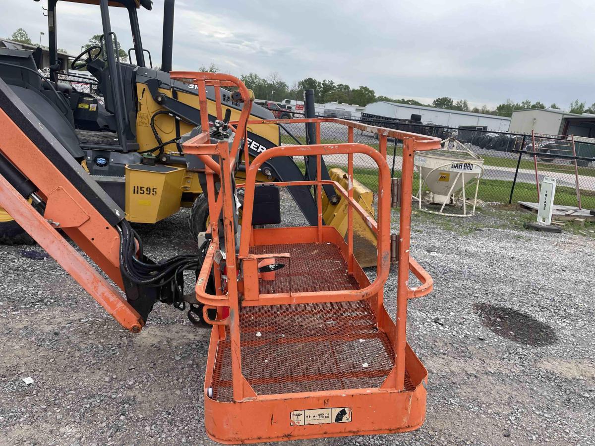 2017 JLG 600AJ