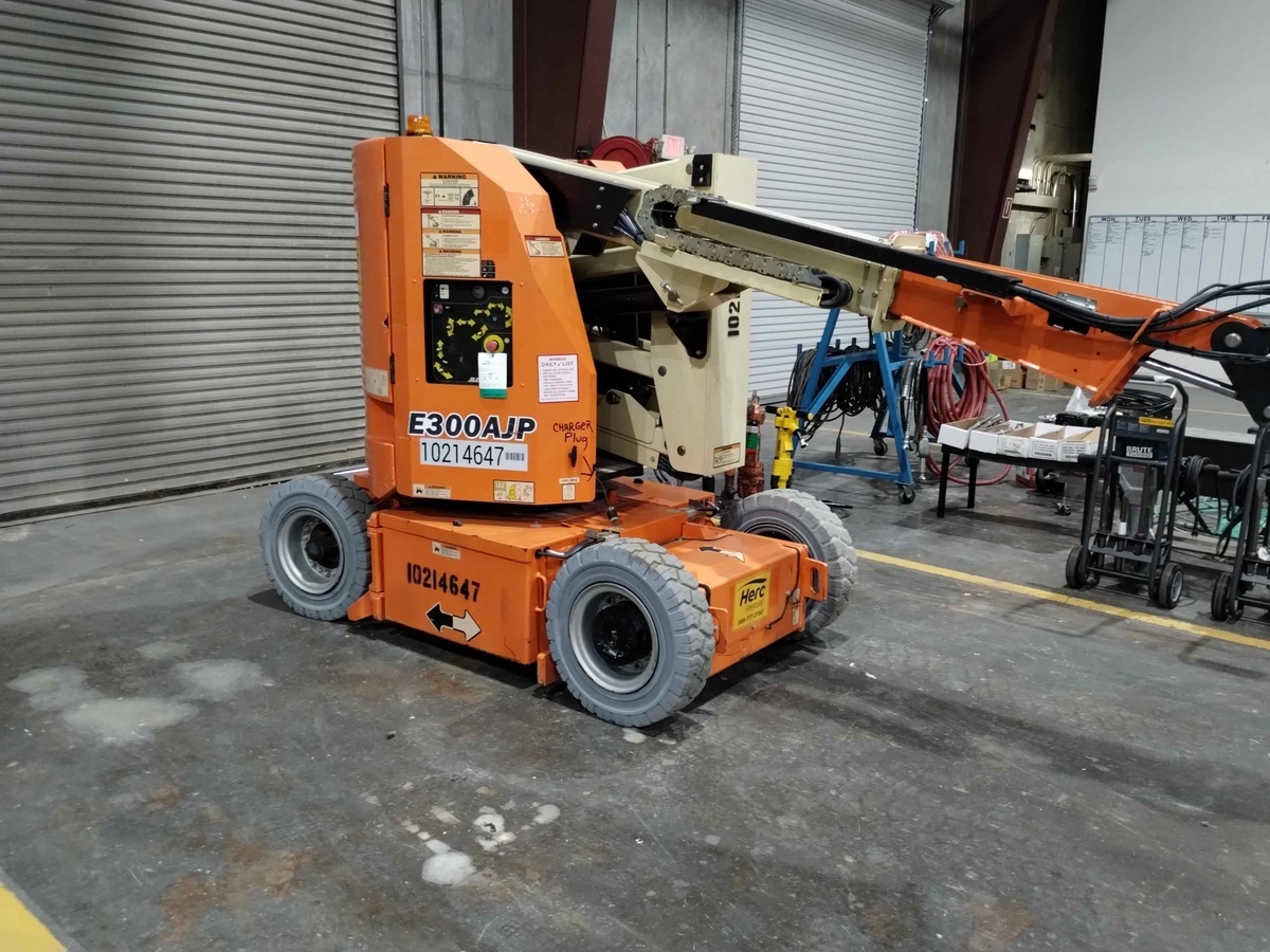 2017 JLG E300AJP-4