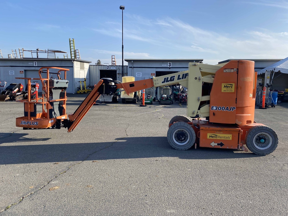 2017 JLG E300AJP