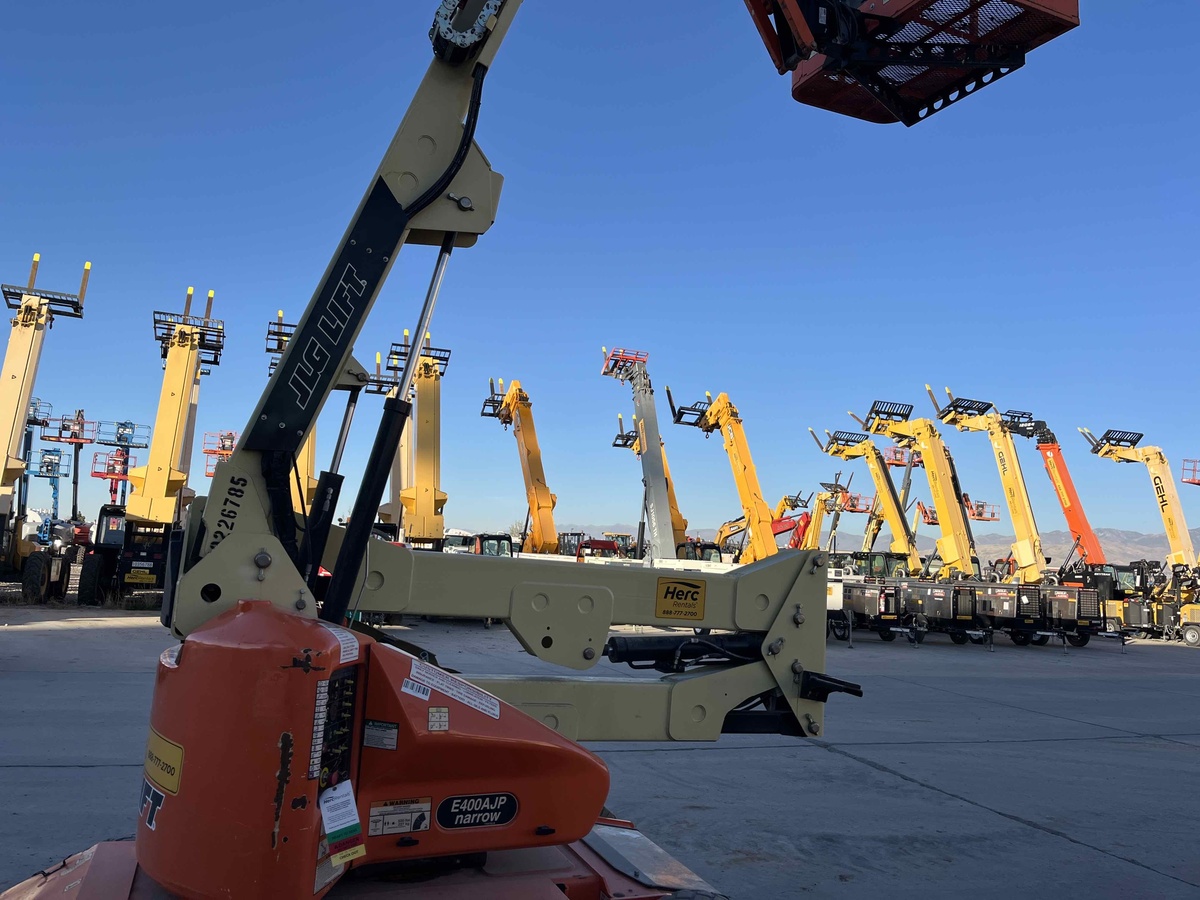 2017 JLG E400AJPN-4