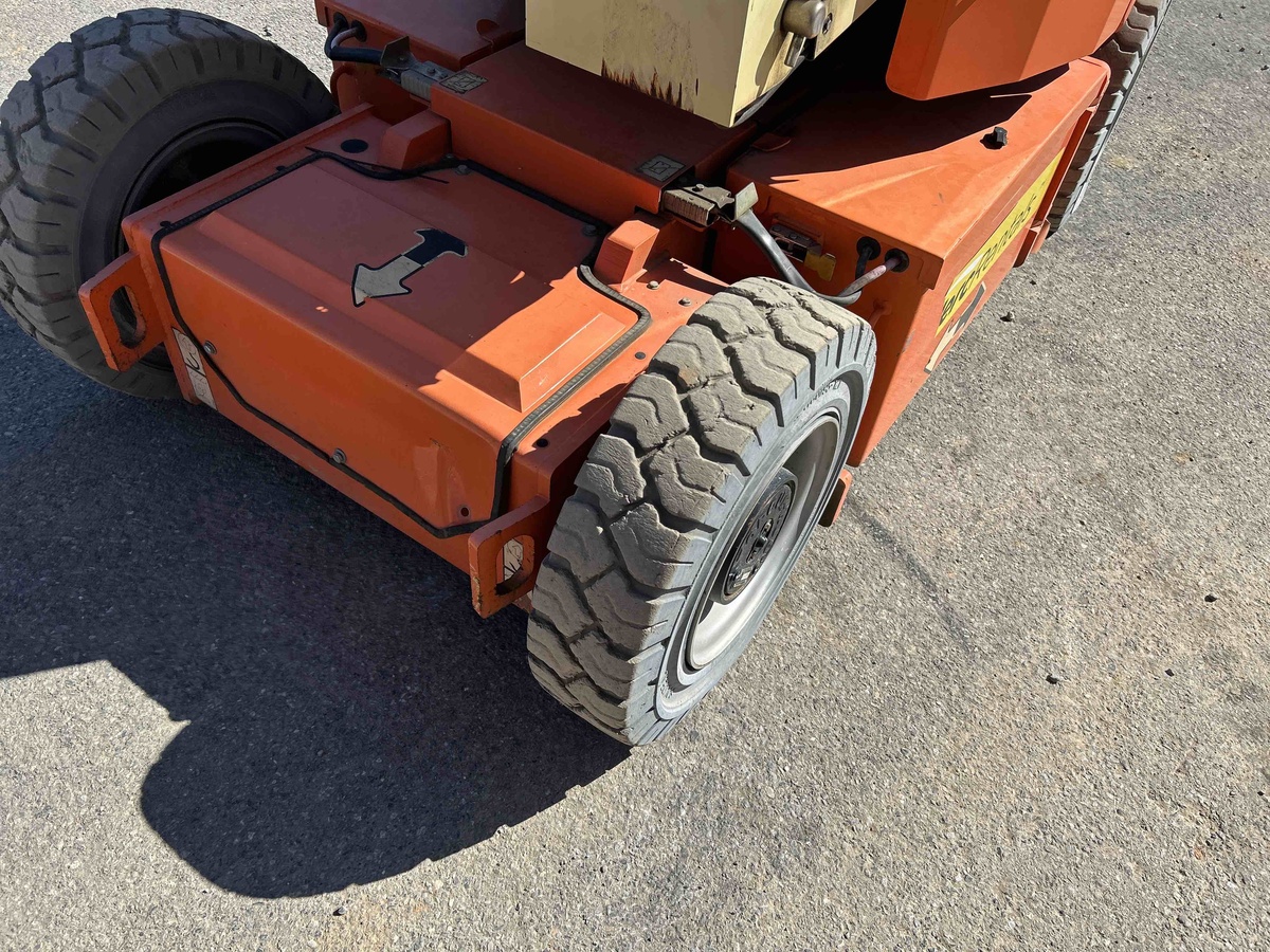 2017 JLG E300AJP-4