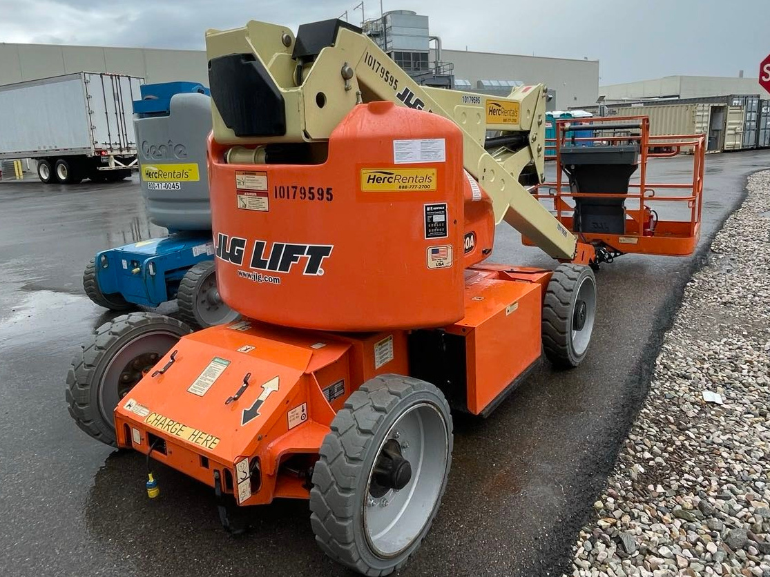 2016 JLG E450A-2