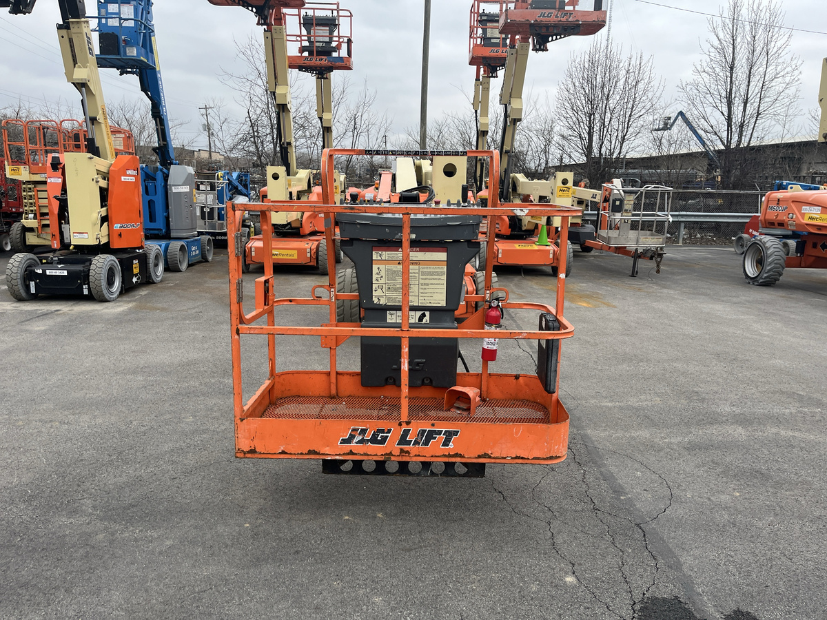 2017 JLG E450AJ-4