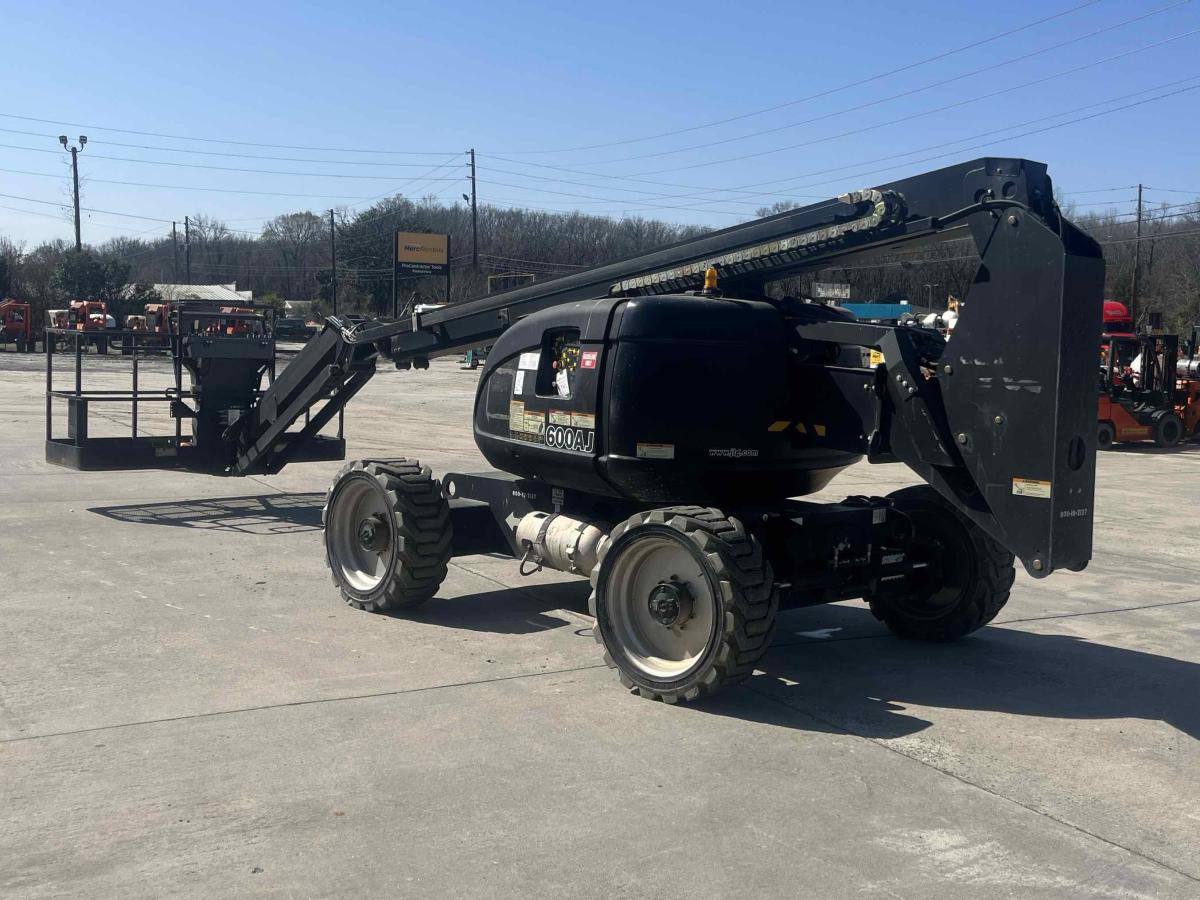 2017 JLG 600AJ