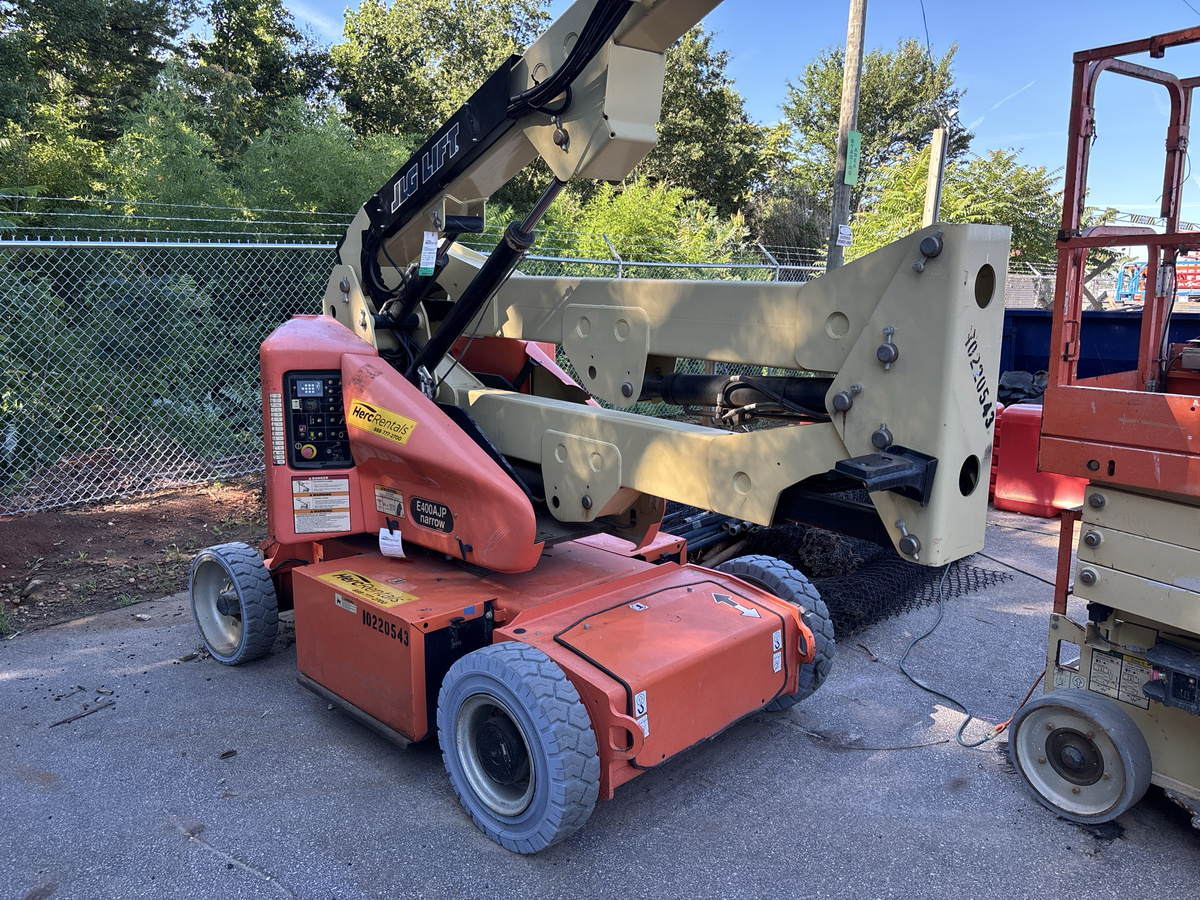 2017 JLG E400AJPN