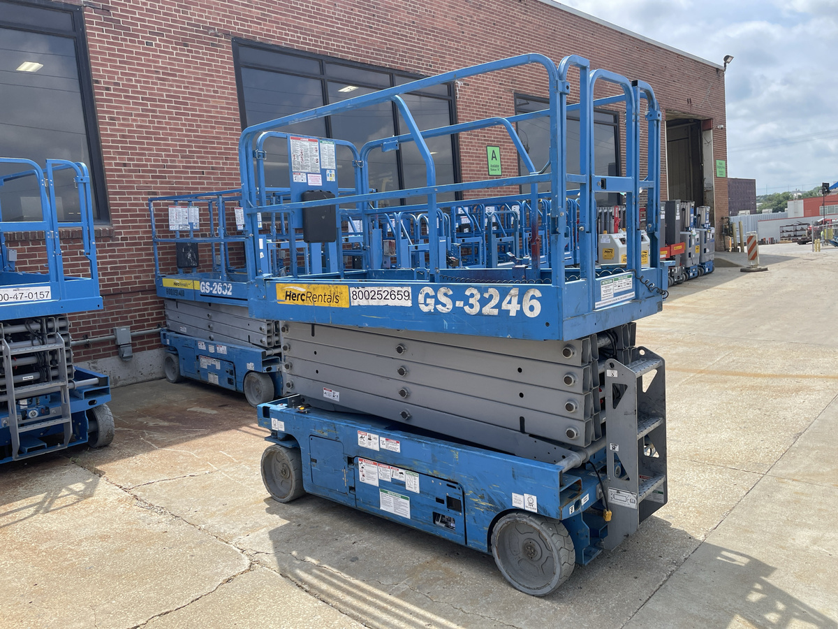2019 Genie GS-3246 32 ft Electric Scissor Lift - 454 Hours thumbnail 6