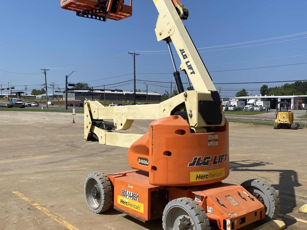 2017 JLG E450AJ