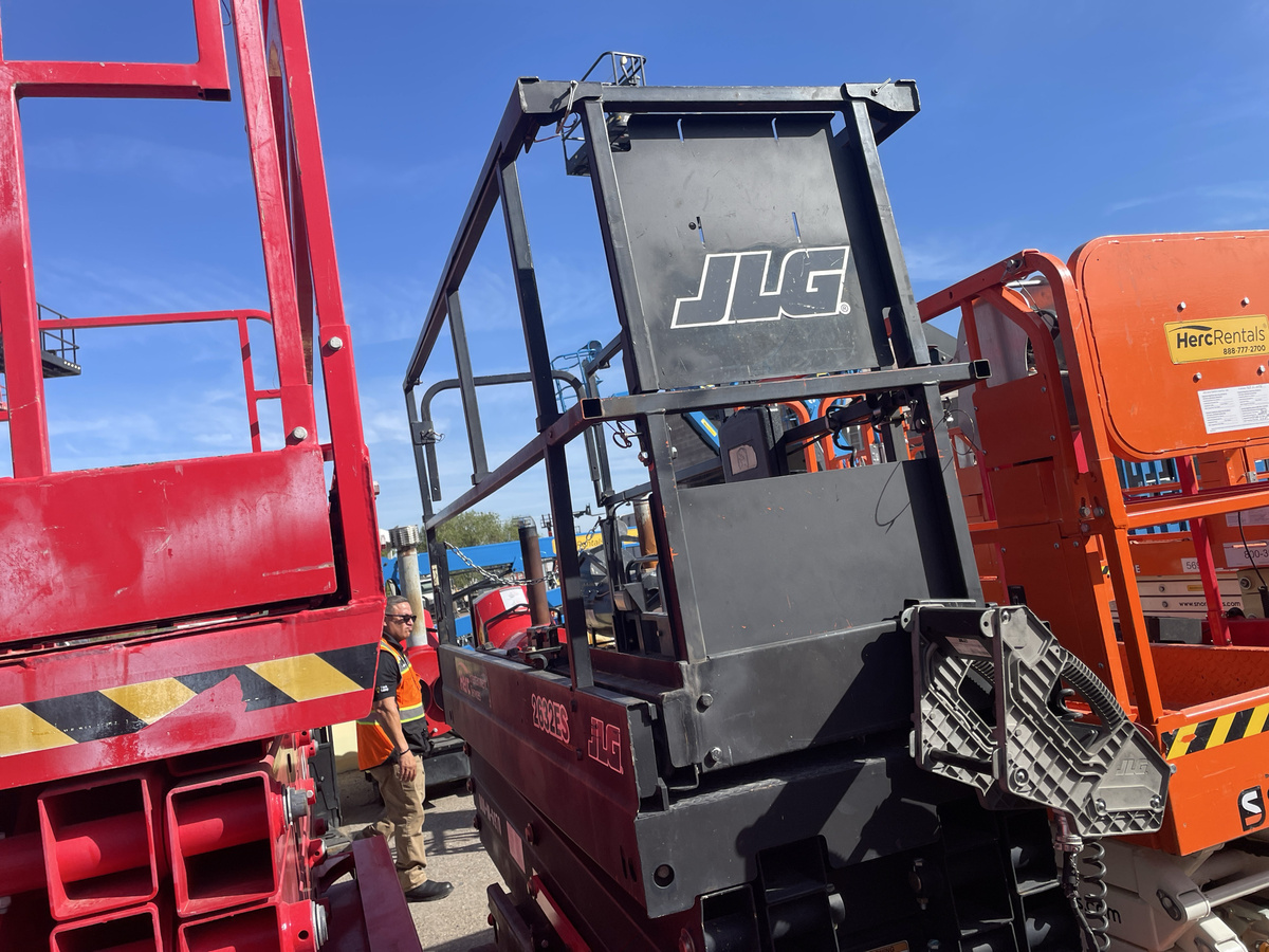 2017 JLG 2632ES-9