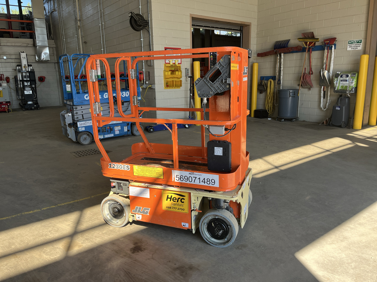 2017 JLG 1230ES