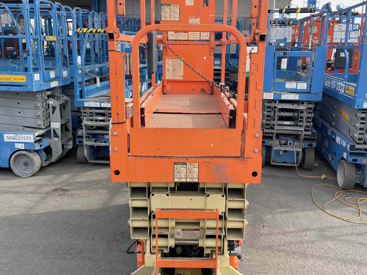 2017 JLG 2632ES