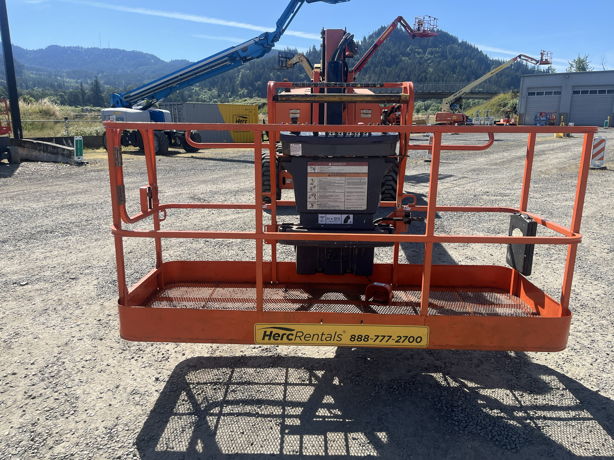 2017 JLG 800AJ-5