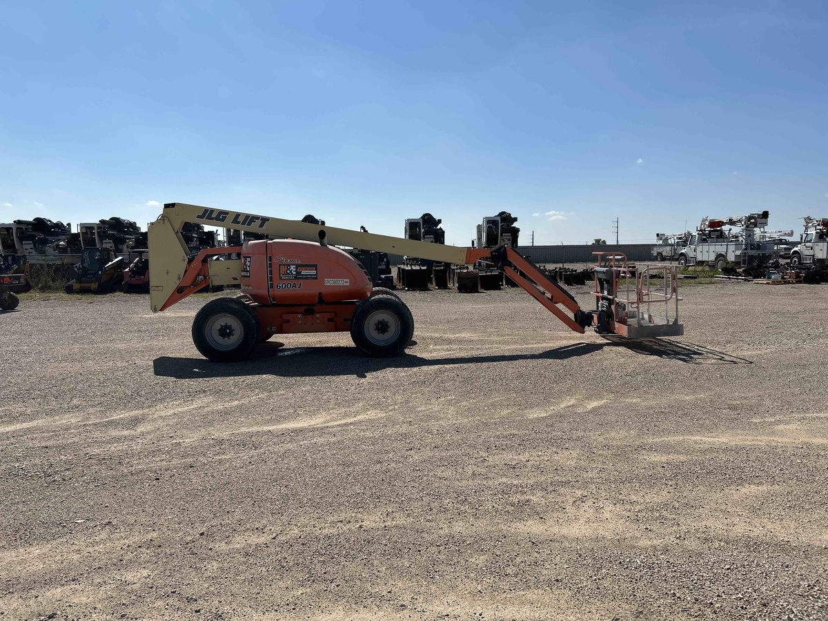 2017 JLG 600AJ
