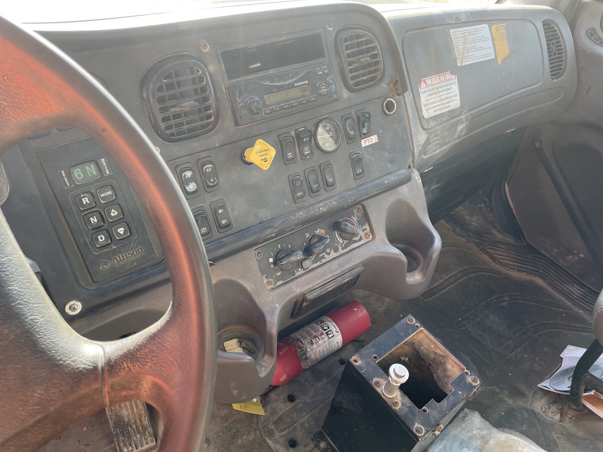 2015 Freightliner M2106-8