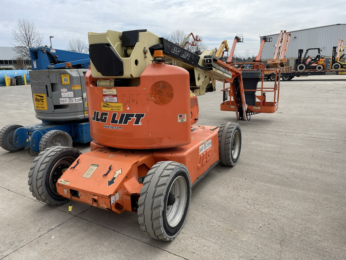 2013 JLG E450AJ-3