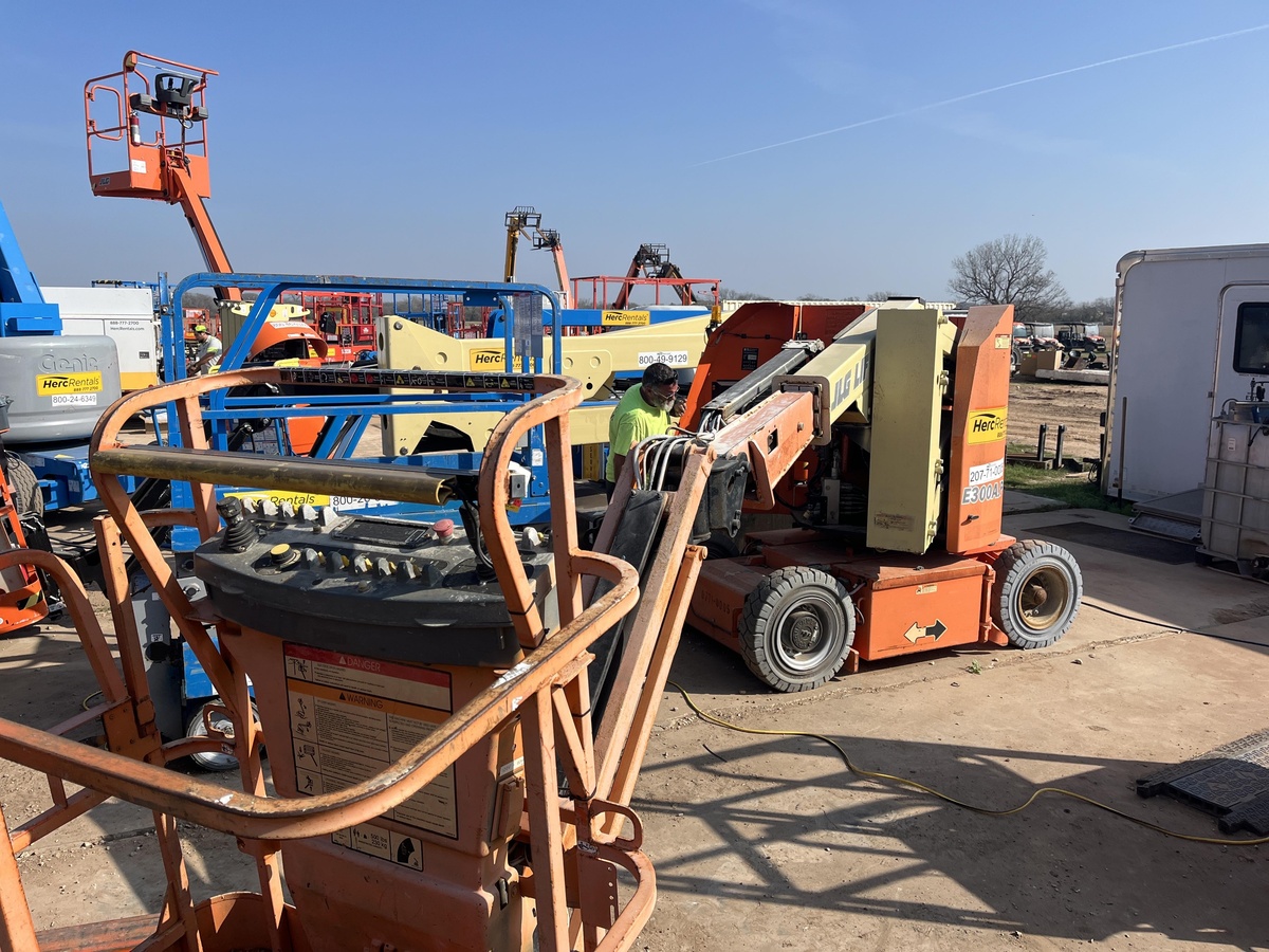 2017 JLG E300AJP-3