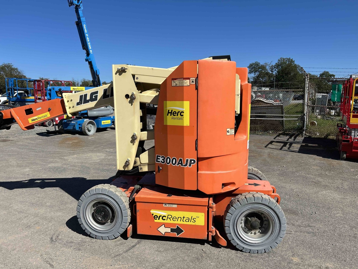 2017 JLG E300AJP
