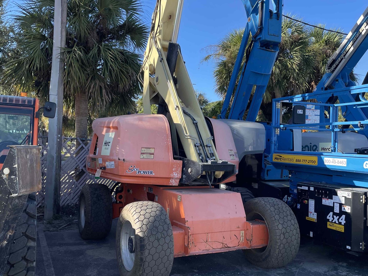 2017 JLG 660SJ