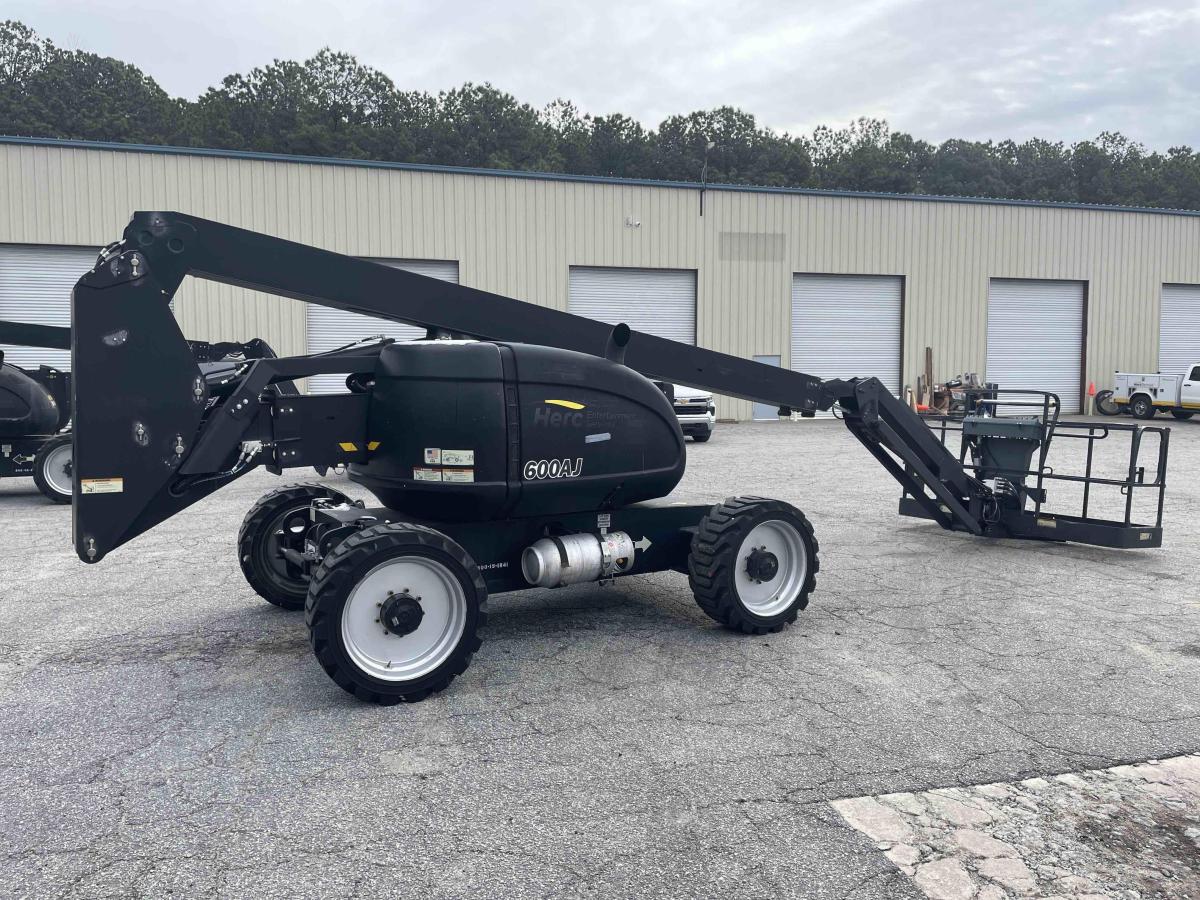 2017 JLG 600AJ