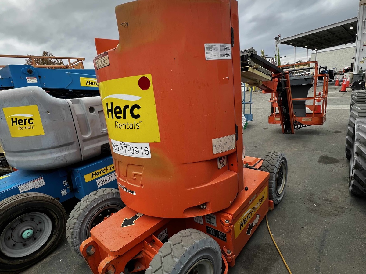2017 JLG E300AJP-4