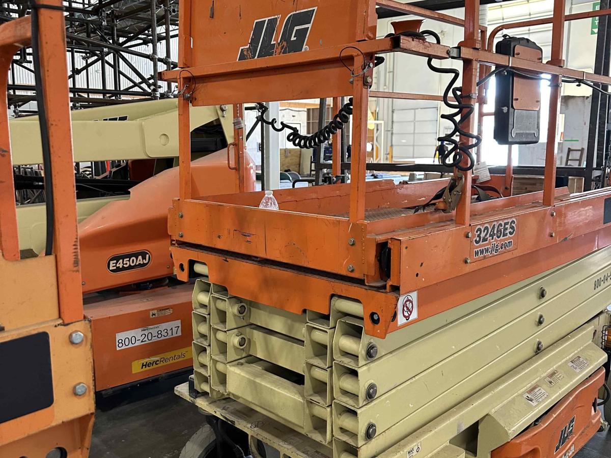 2015 JLG 3246ES