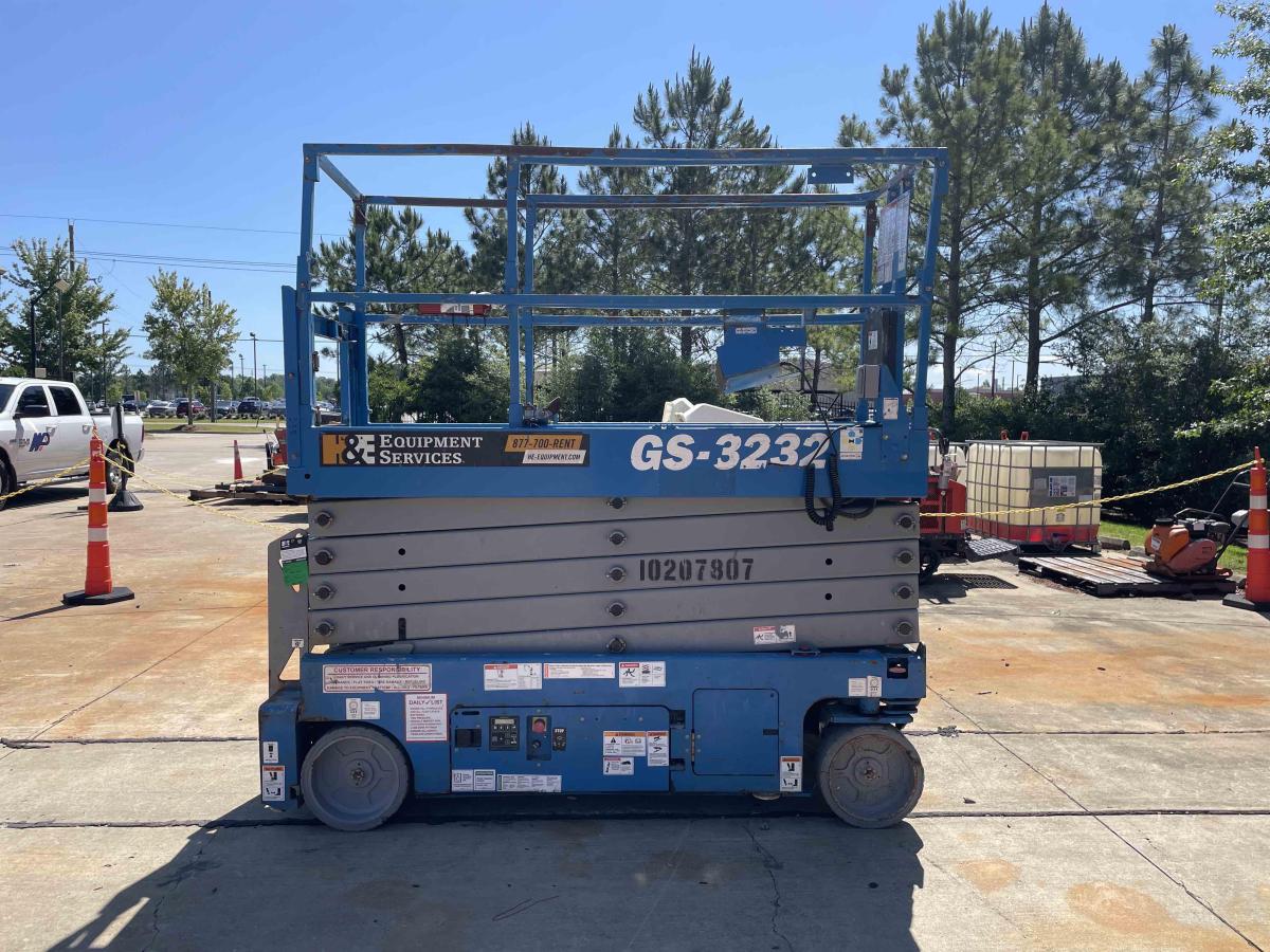 2017 Genie GS-3232
