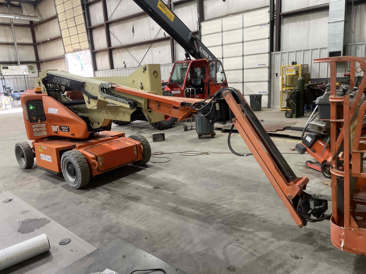 2017 JLG E400AJPN-5