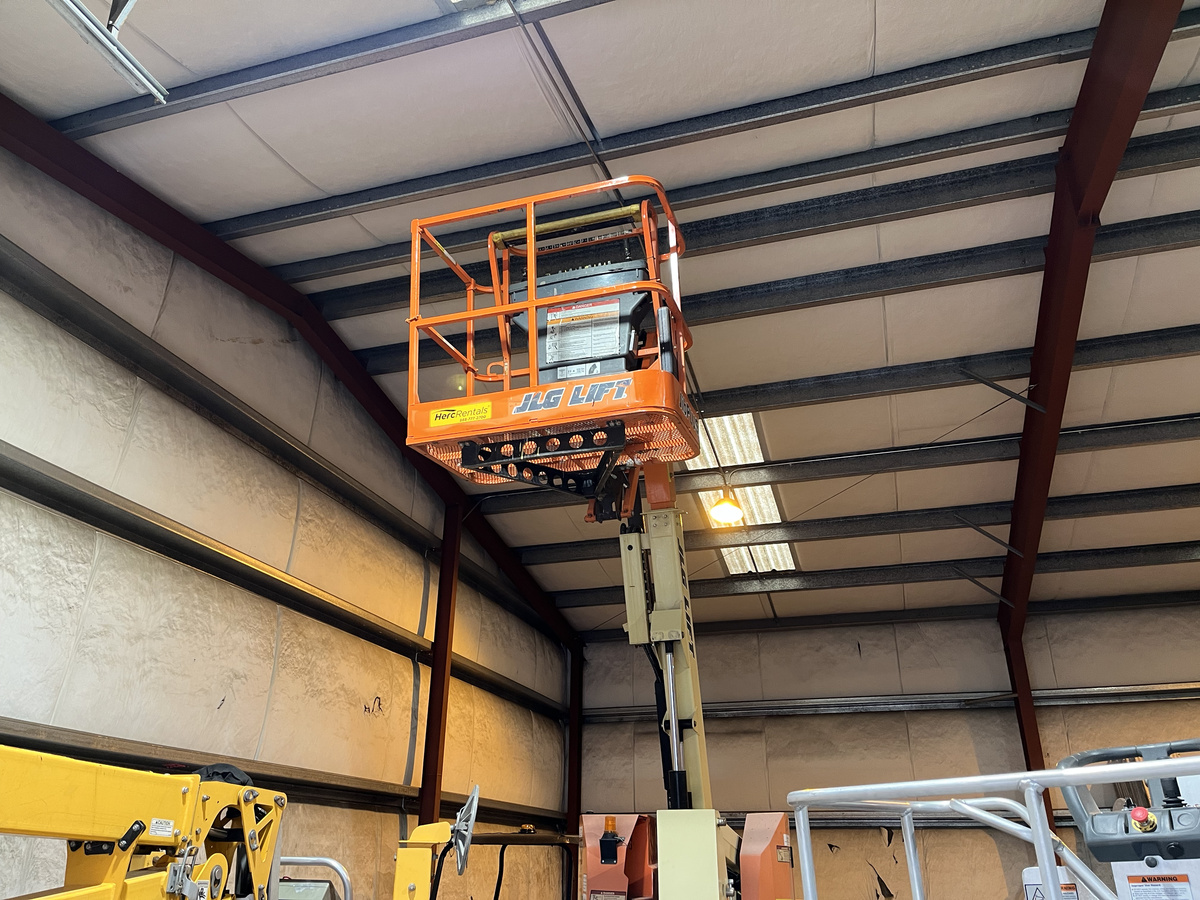 2017 JLG E300AJP-2