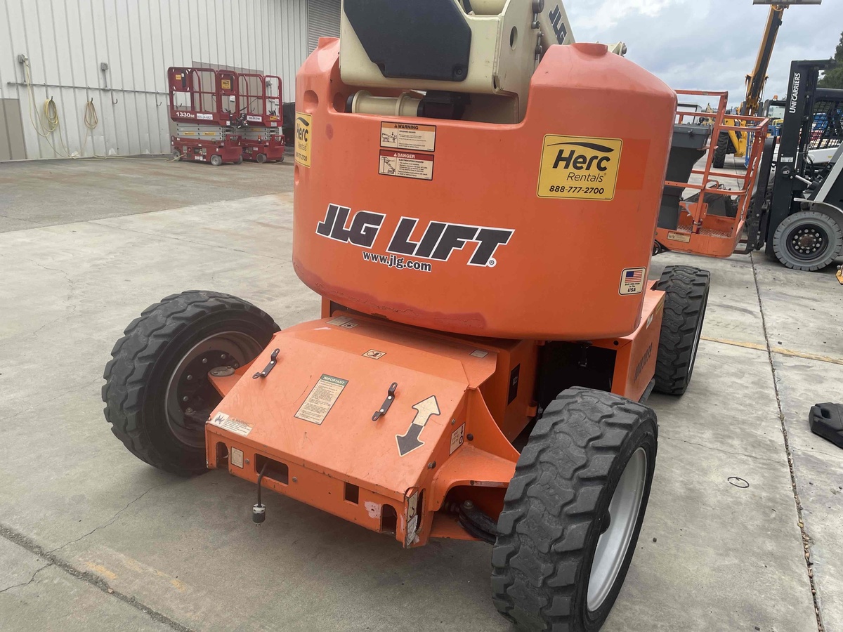 2016 JLG E450A-8