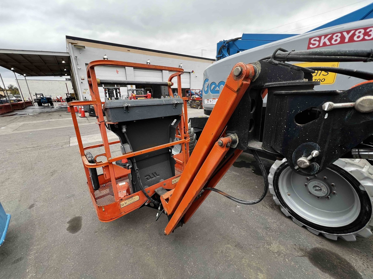 2017 JLG E300AJP-11