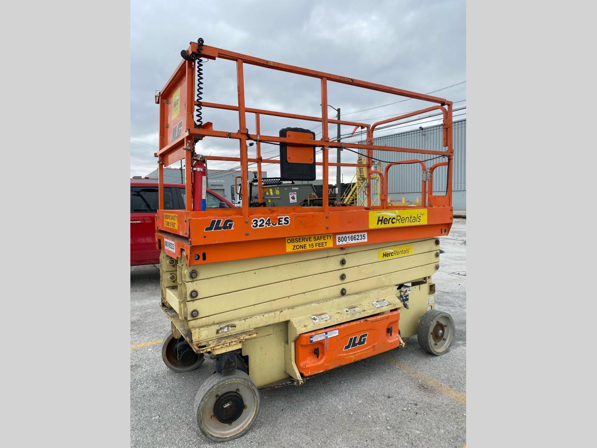 2017 JLG 3246ES