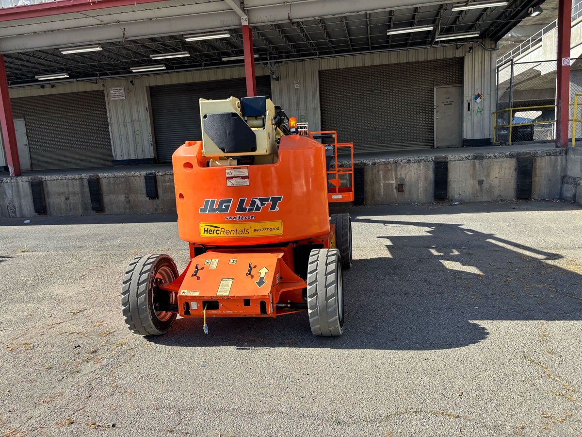 2017 JLG E450AJ