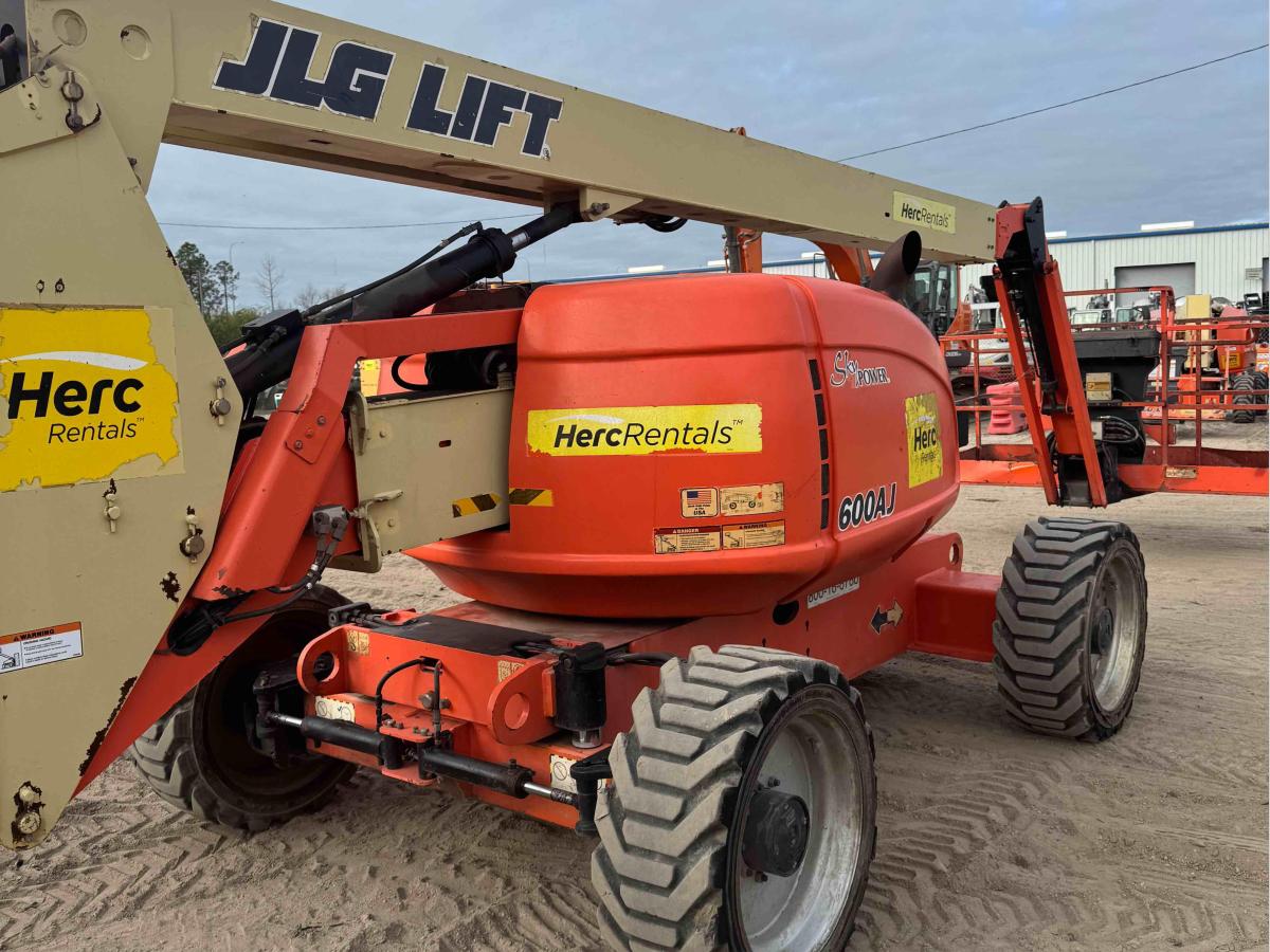 2017 JLG 600AJ