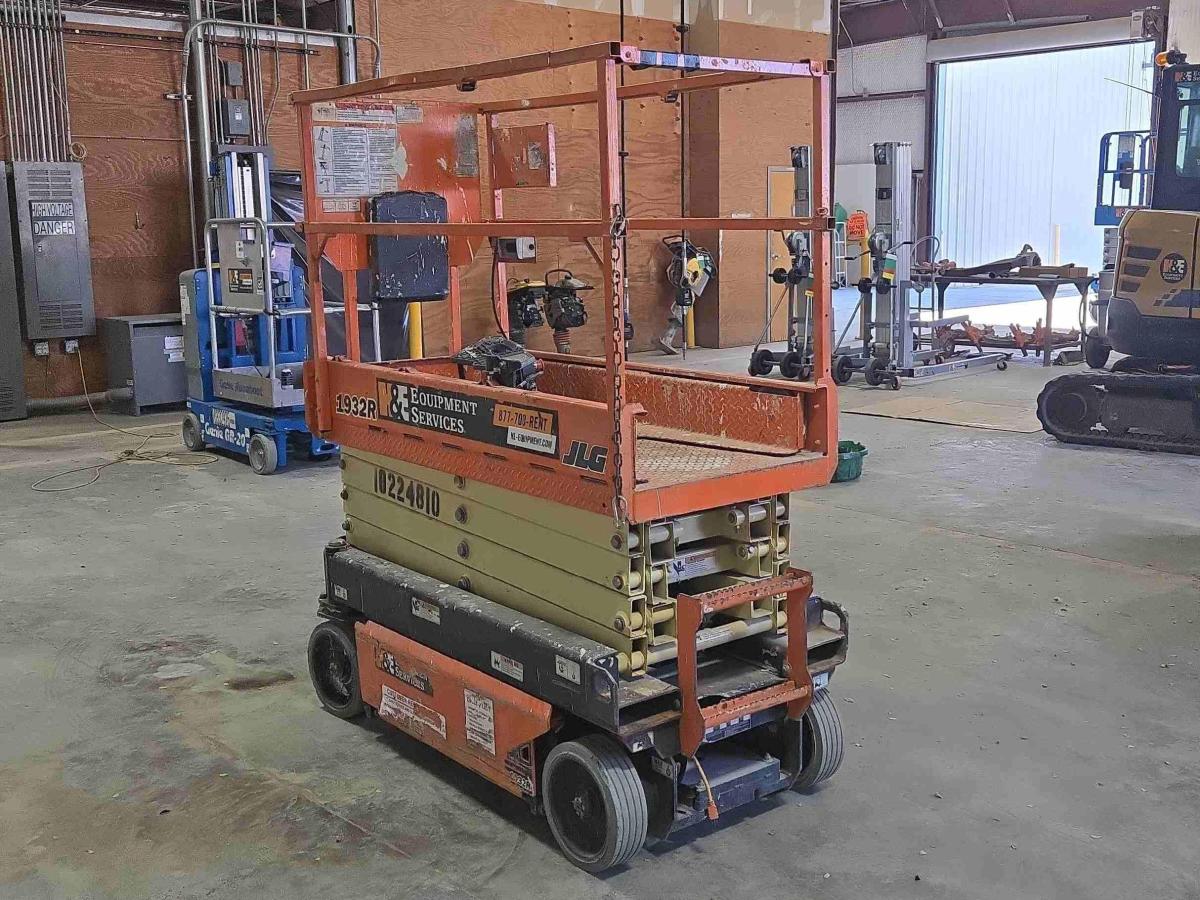 2017 JLG 1932R-4