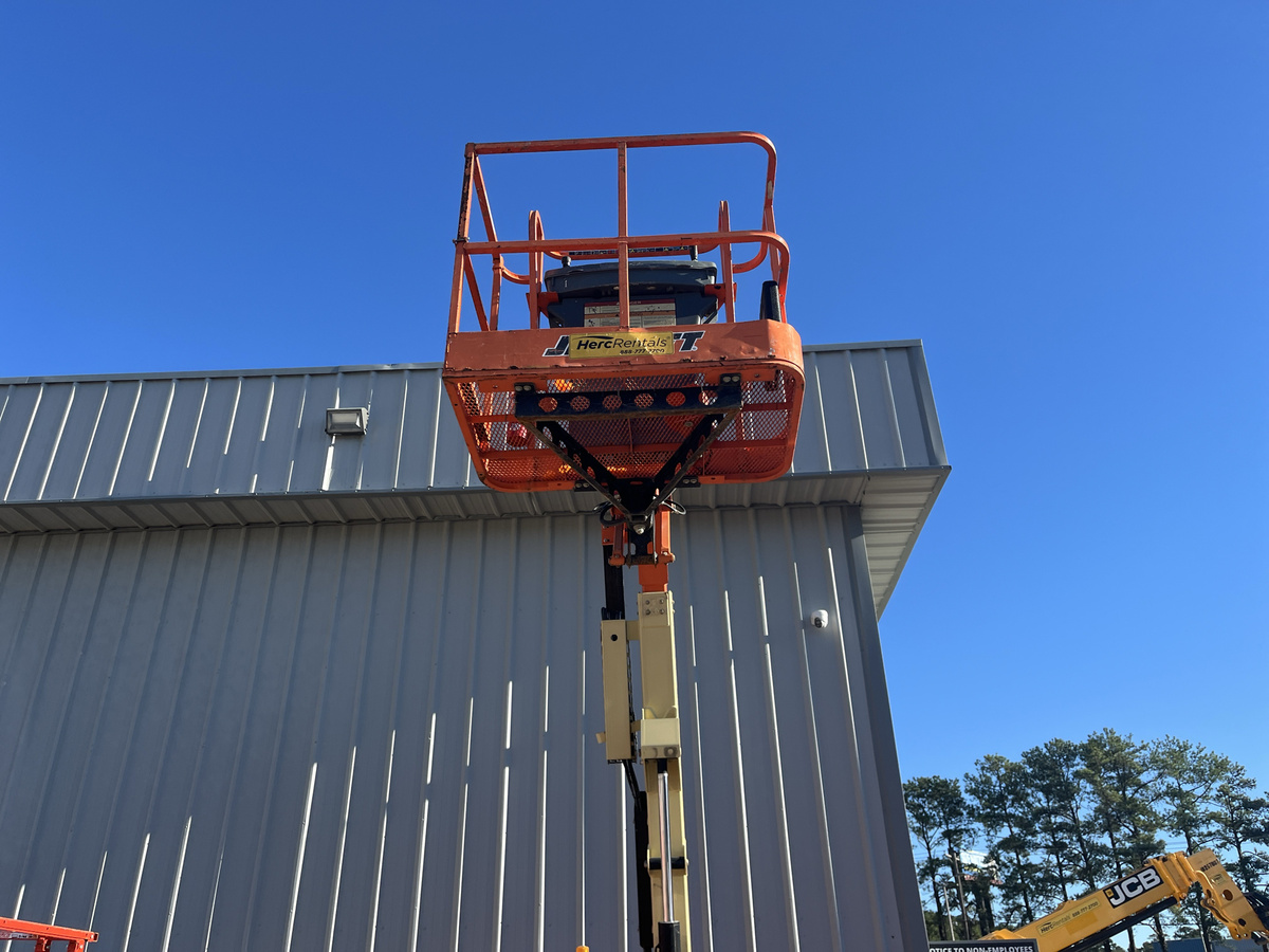 2017 JLG E300AJ-5