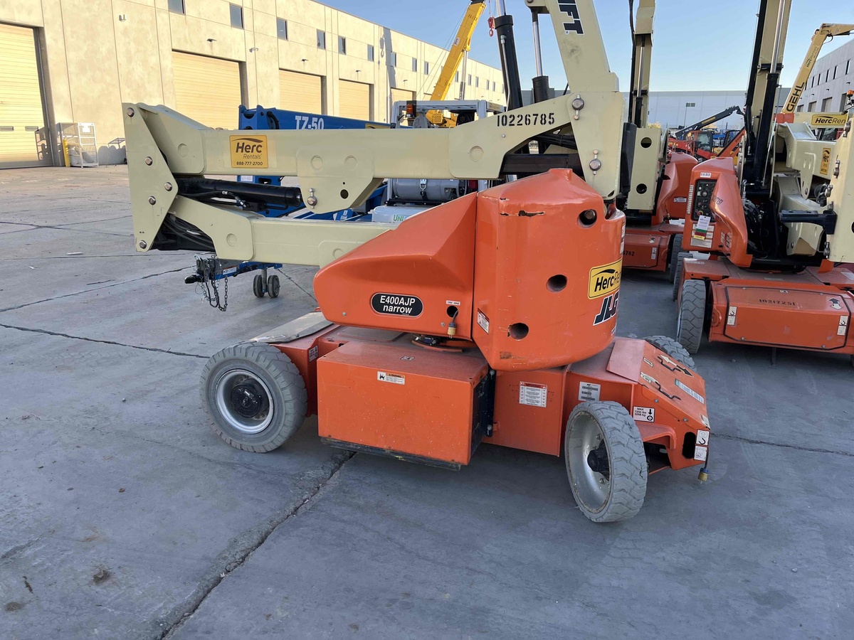 2017 JLG E400AJPN