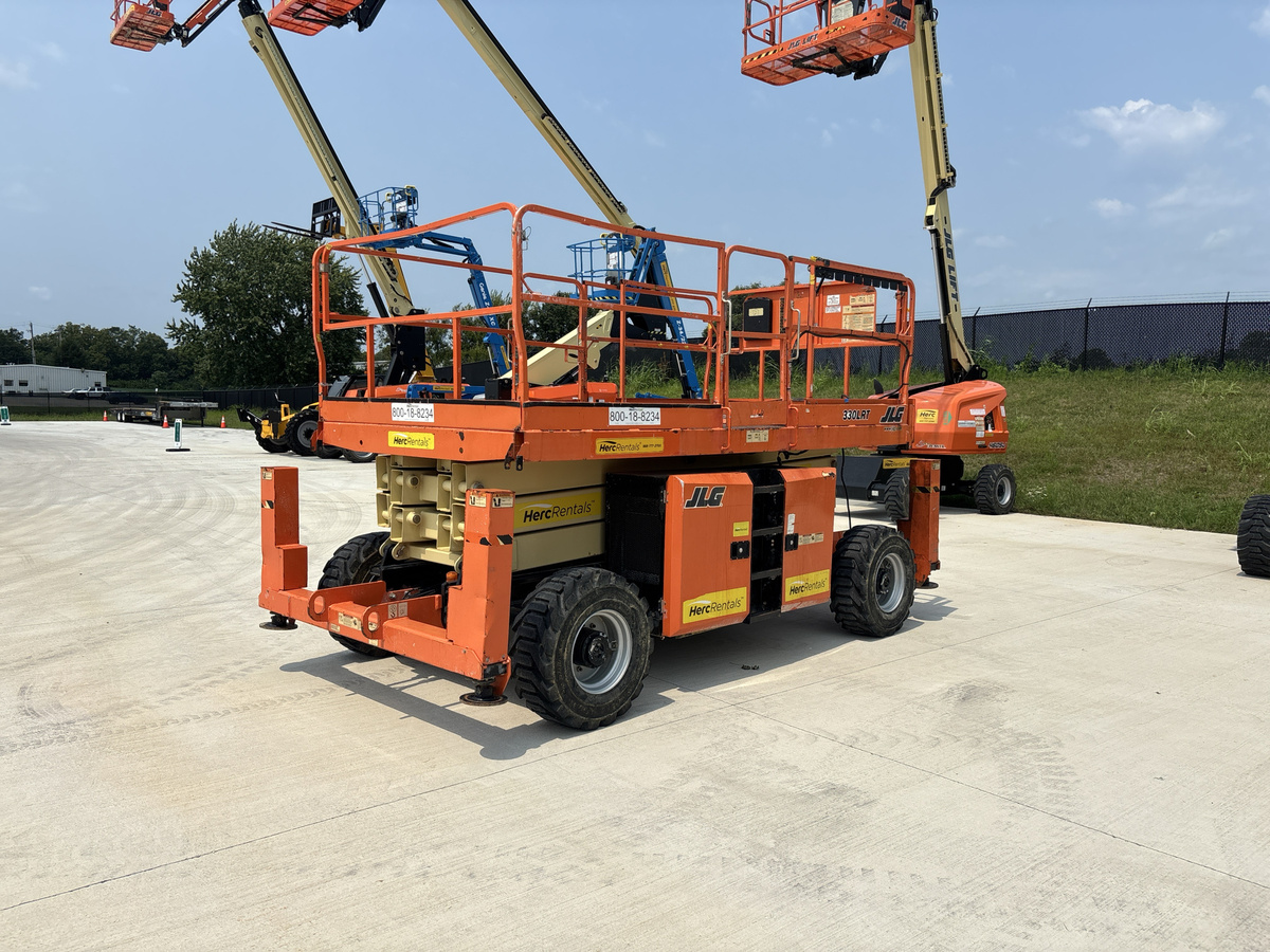 2017 JLG 330LRT-3