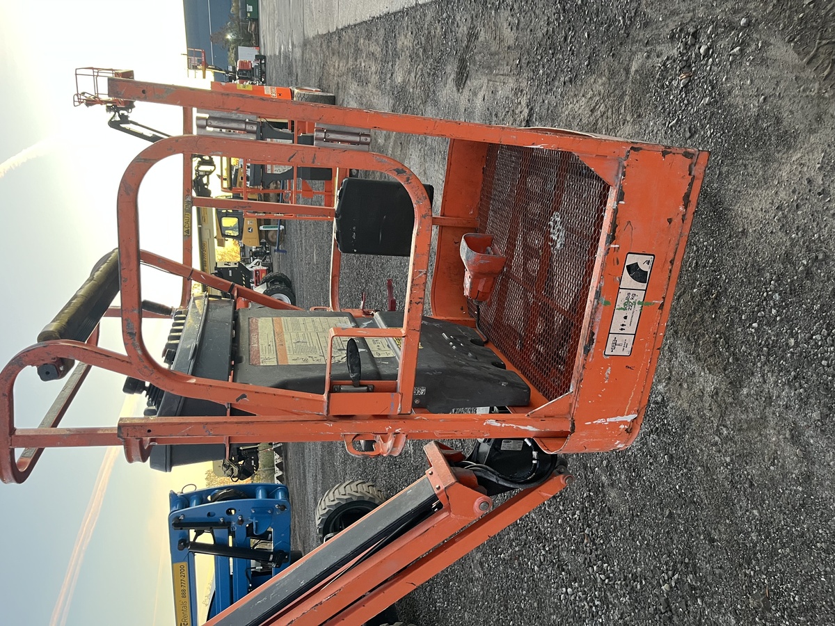 2017 JLG E400AJPN-6