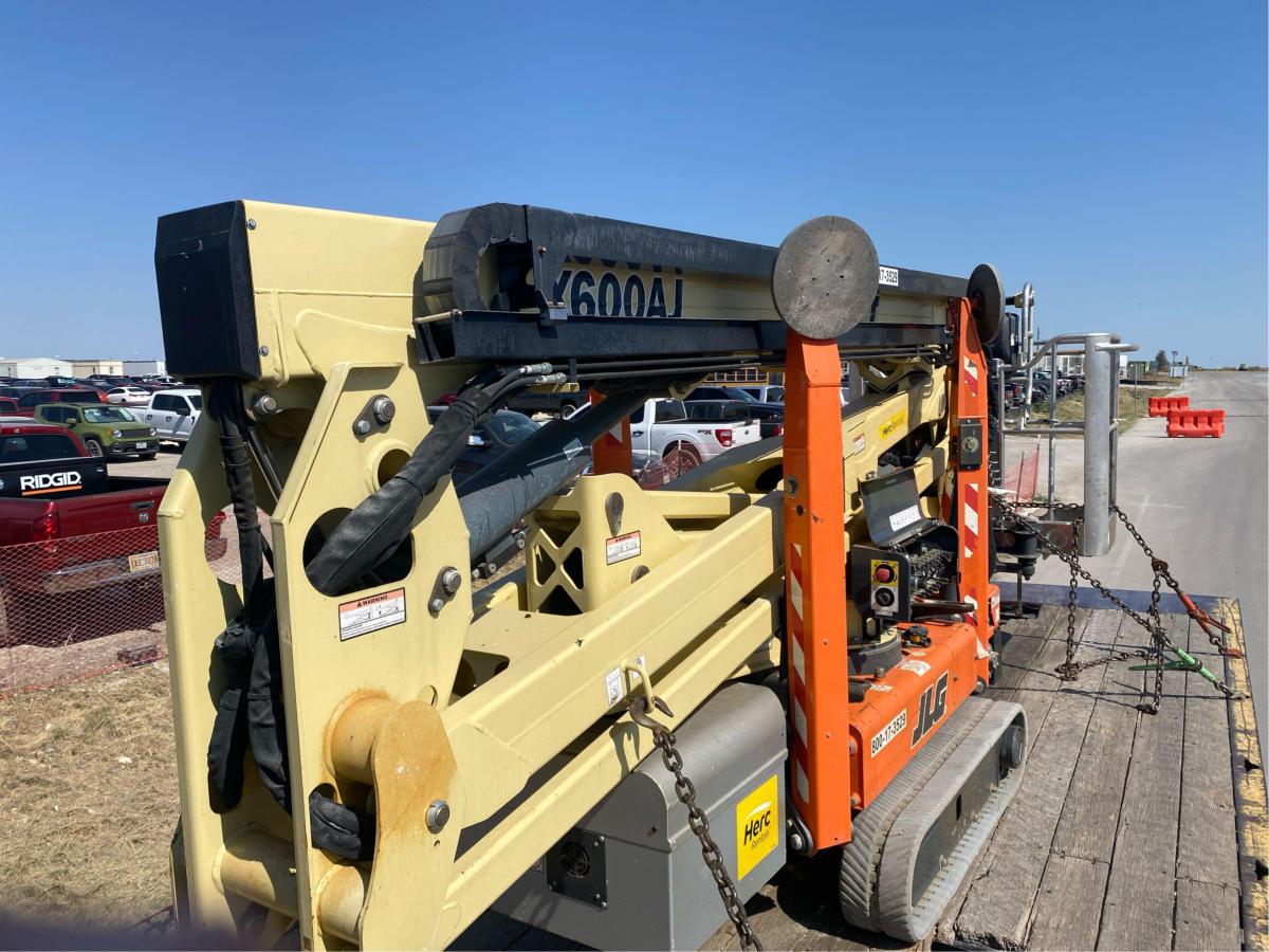 2017 JLG X600AJ