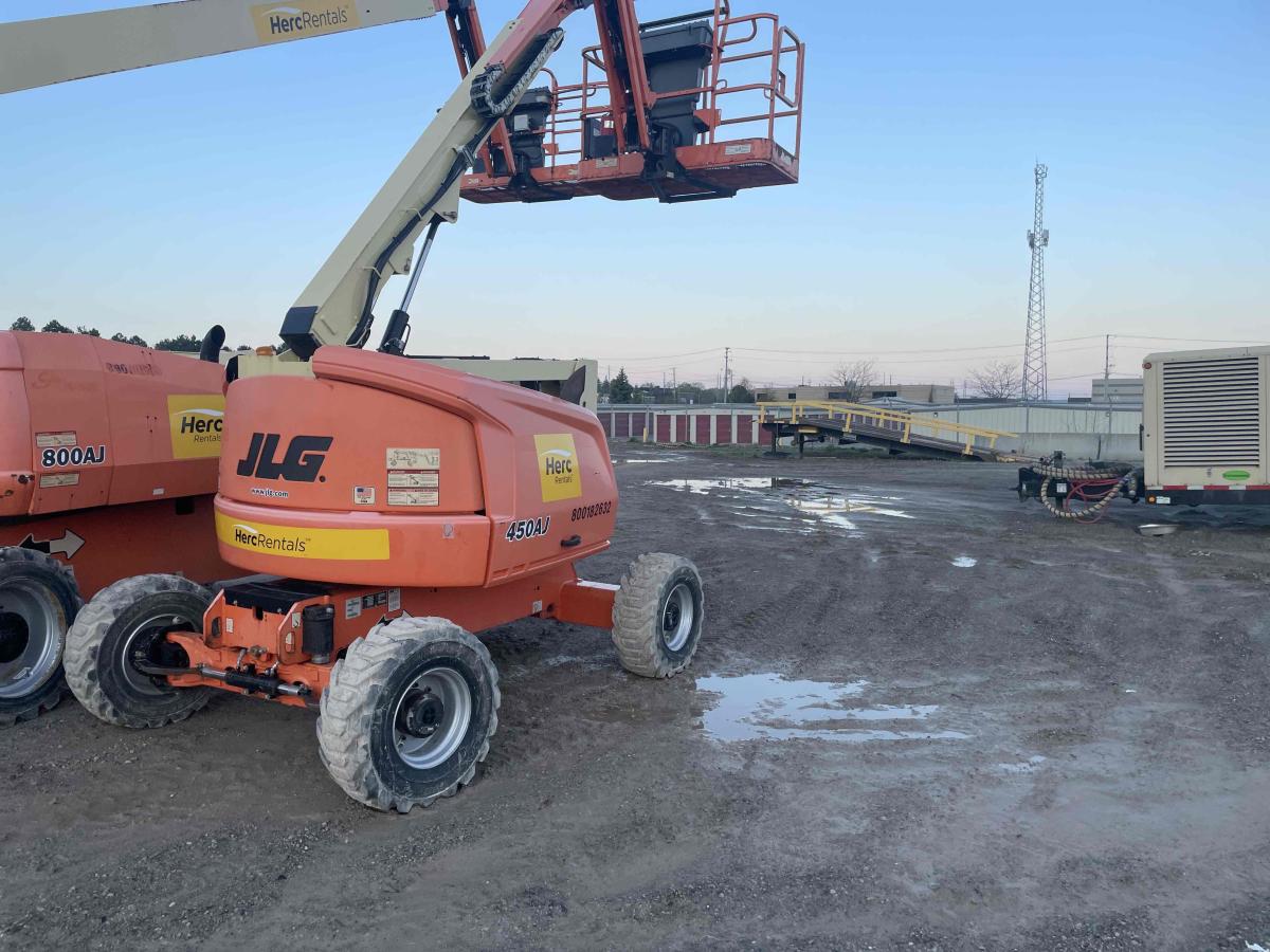 2017 JLG 450AJ